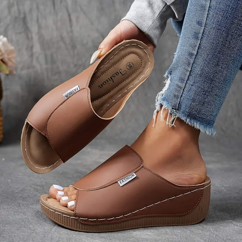 Cushioned women's shoes with contoured footbed in brown