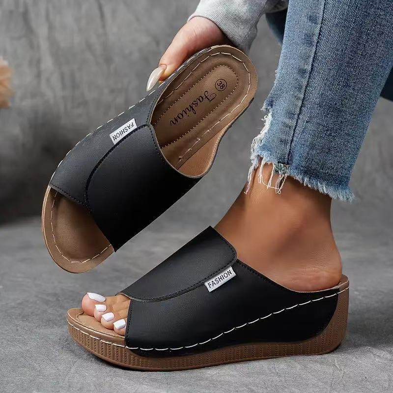 Cushioned women's shoes with contoured footbed in black
