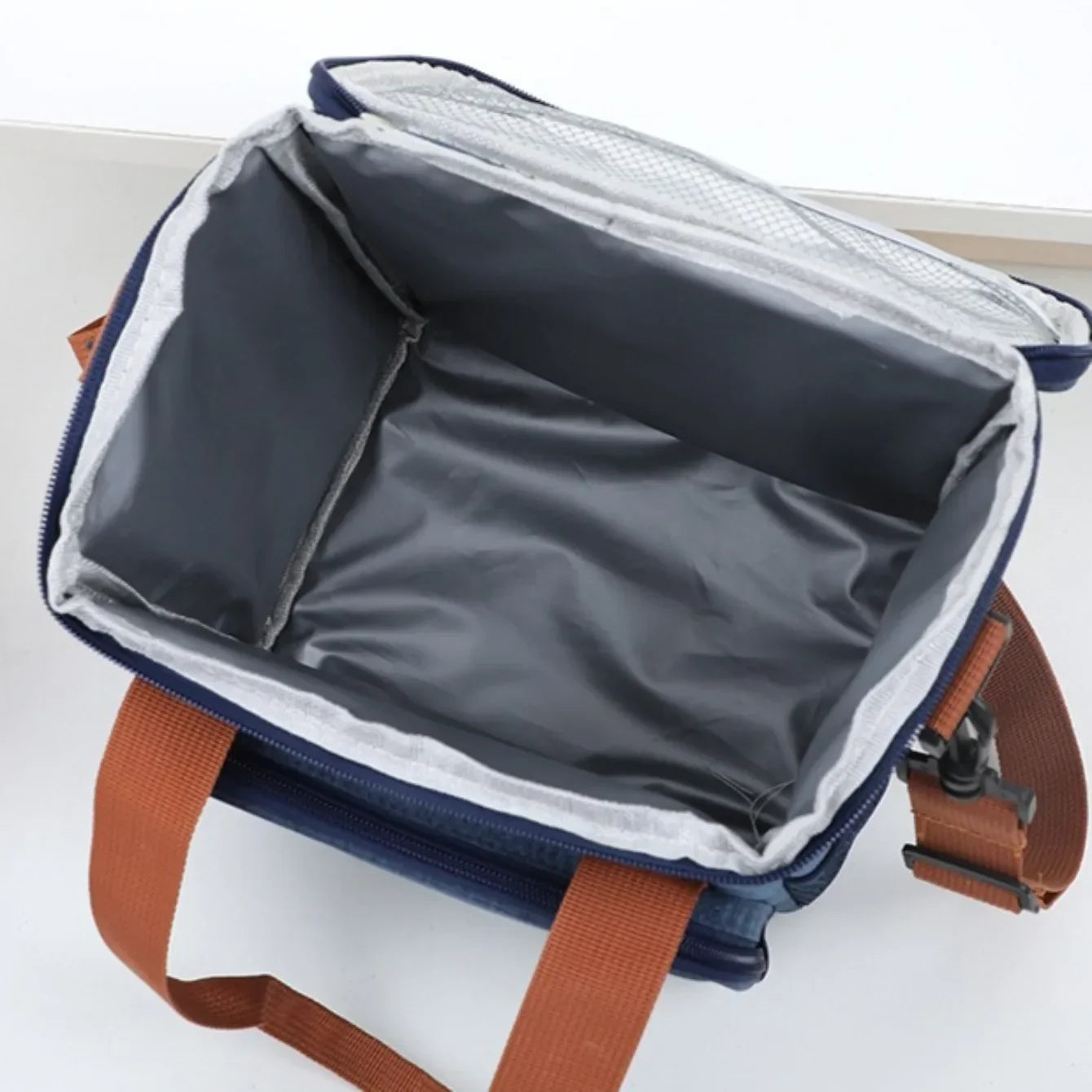 Side view of the insulated lunch tote