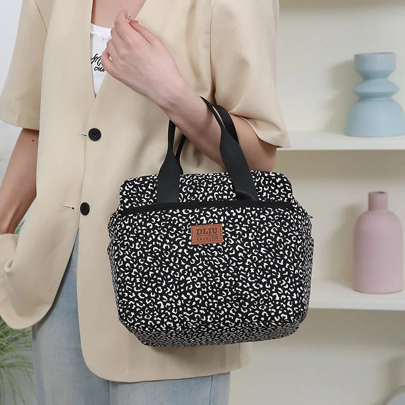 Side profile of the insulated lunch bag