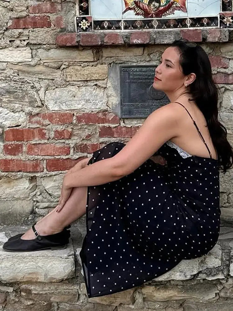 Backless cut of the lace maxi dress