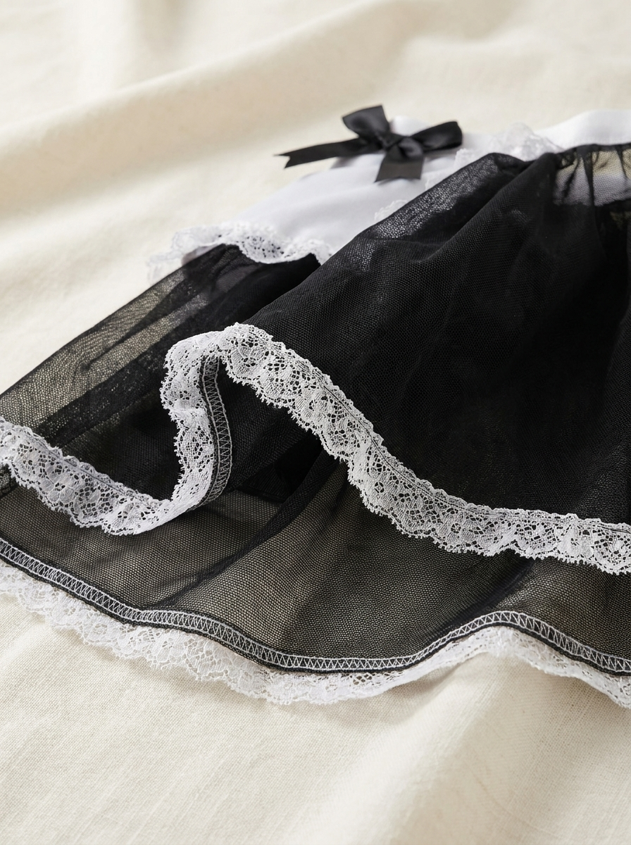 Lace ruffle and mesh fabric detail