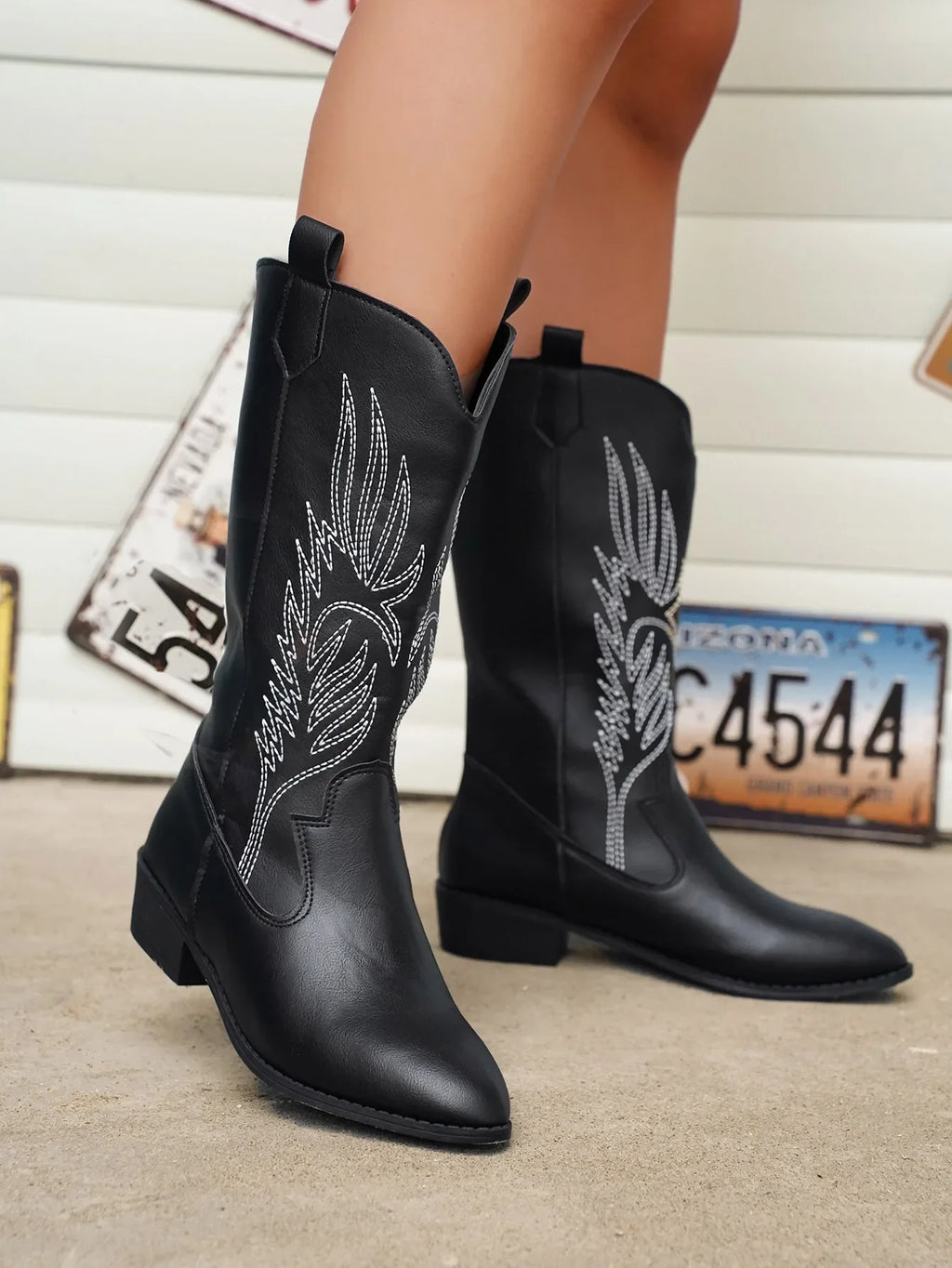 Retro pointed toe cowboy boot, shaft detail