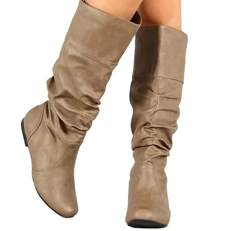 Mid-calf cowgirl boot, heel and sole detail