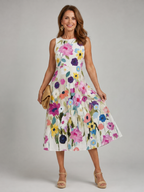 Detail of the round neckline and sleeveless armhole