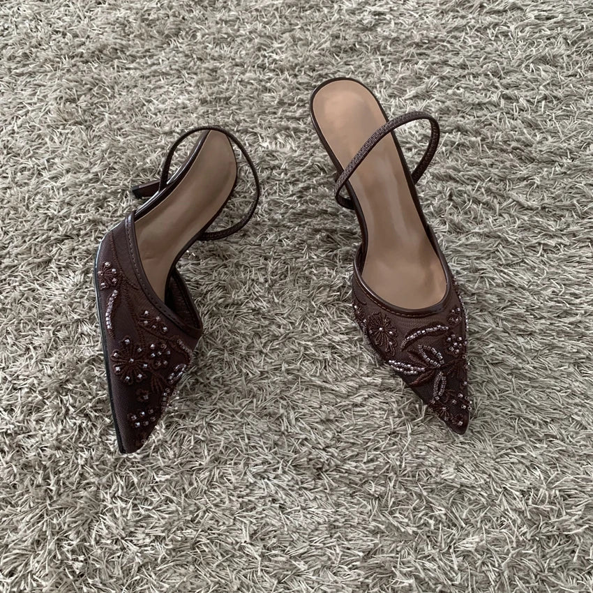 Pointed toe slingback pump, heel strap detail