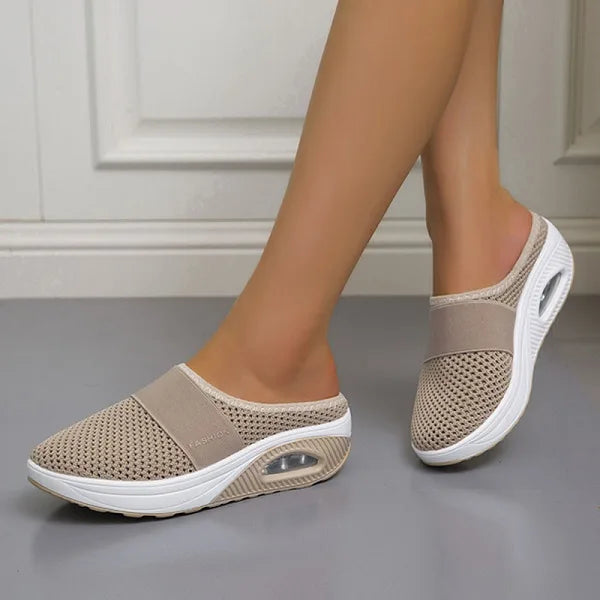 Slip-on house slippers with cushioned insole in beige