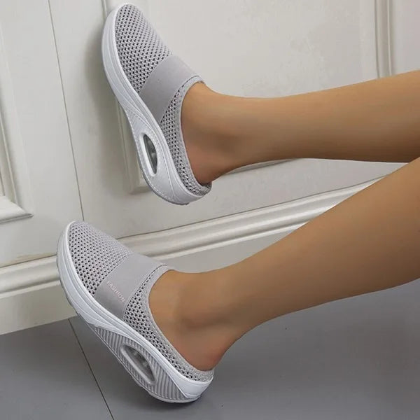 Slip-on house slippers with cushioned insole in gray