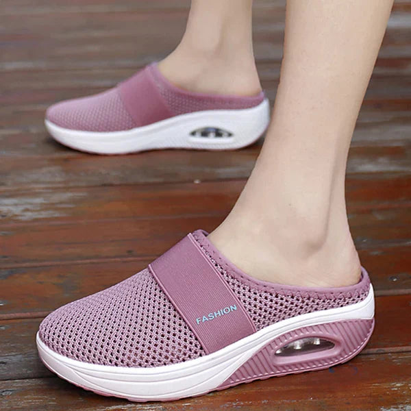 Slip-on house slippers with cushioned insole in pink