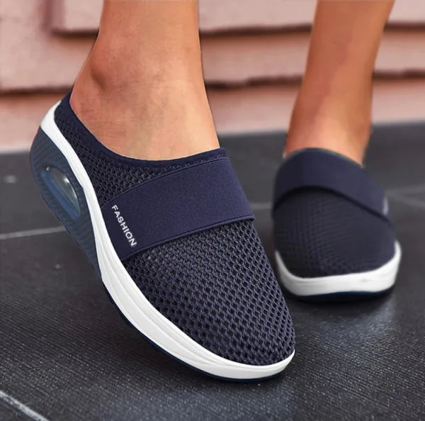 Slip-on house slippers with cushioned insole in navy blue